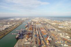 Il terminal container del porto di Ravenna (foto da pagina Facebook di Ap)