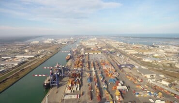 Il terminal container del porto di Ravenna (foto da pagina Facebook di Ap)