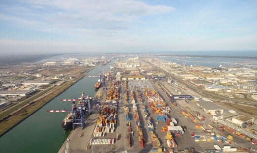 Il terminal container del porto di Ravenna (foto da pagina Facebook di Ap)