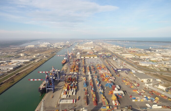 Il terminal container del porto di Ravenna (foto da pagina Facebook di Ap)