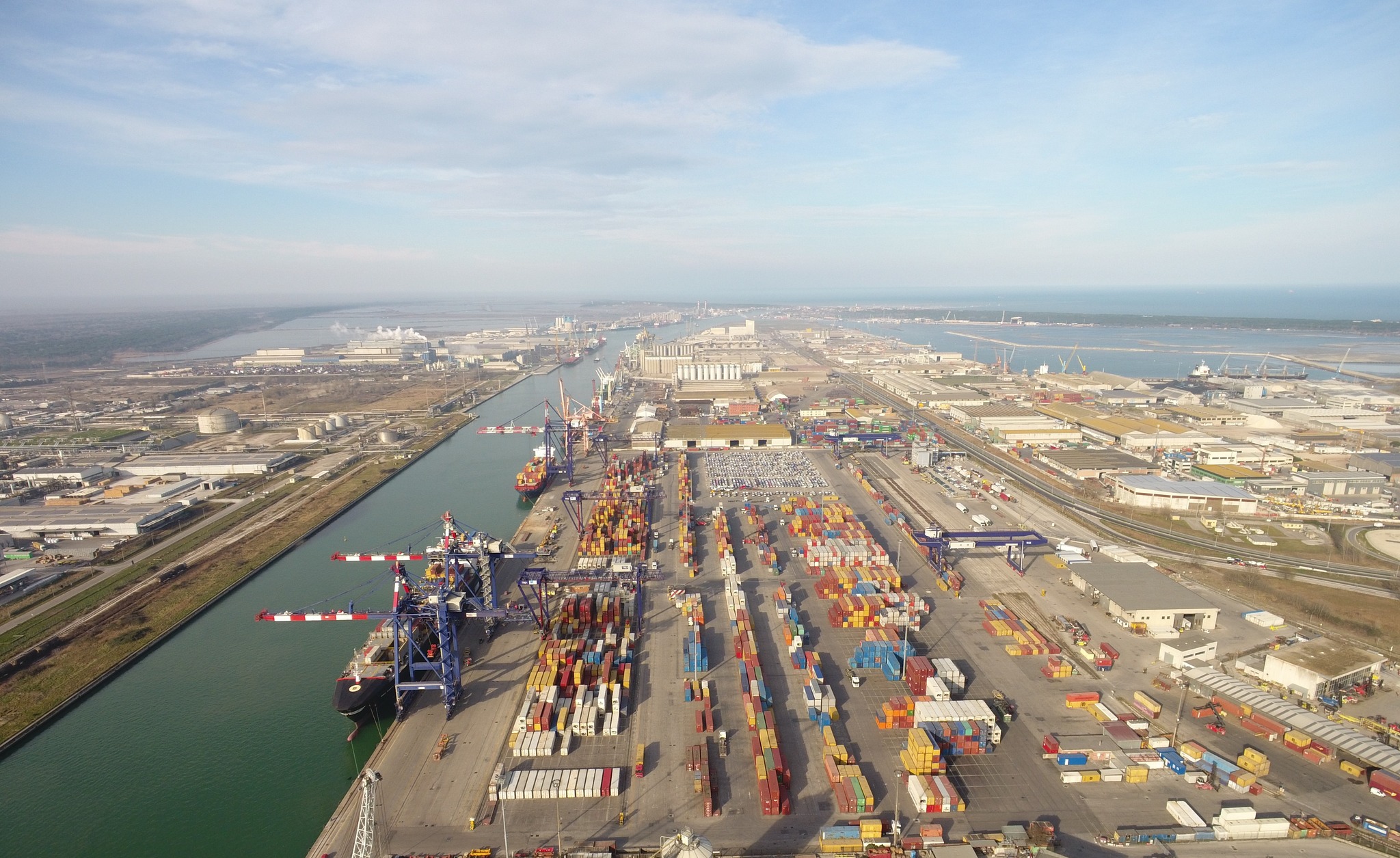 Il terminal container del porto di Ravenna (foto da pagina Facebook di Ap)