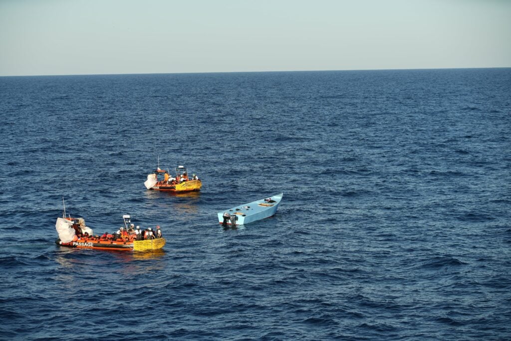 Le fasi del soccorso dei 57 migranti in una foto pubblicata da Msf su Twitter