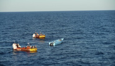 Le fasi del soccorso dei 57 migranti in una foto pubblicata da Msf su Twitter