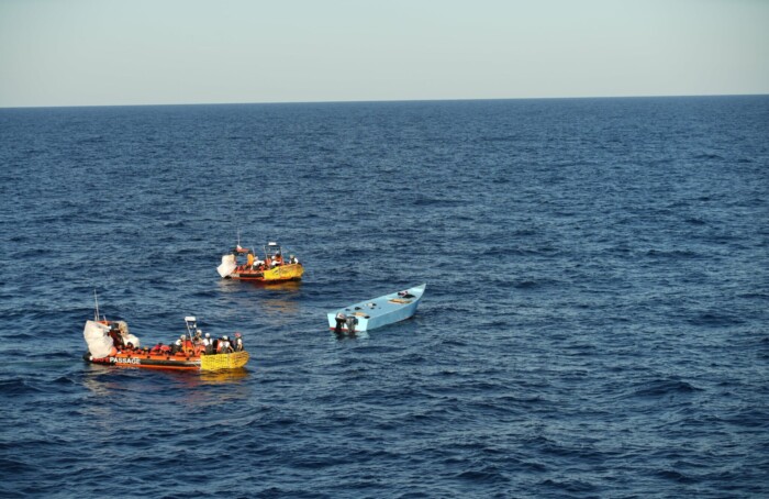 Le fasi del soccorso dei 57 migranti in una foto pubblicata da Msf su Twitter
