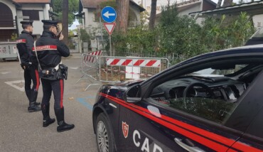 I carabinieri recuperano una granata abbandonata in strada a Milano Marittima