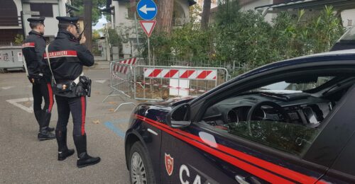 I carabinieri recuperano una granata abbandonata in strada a Milano Marittima