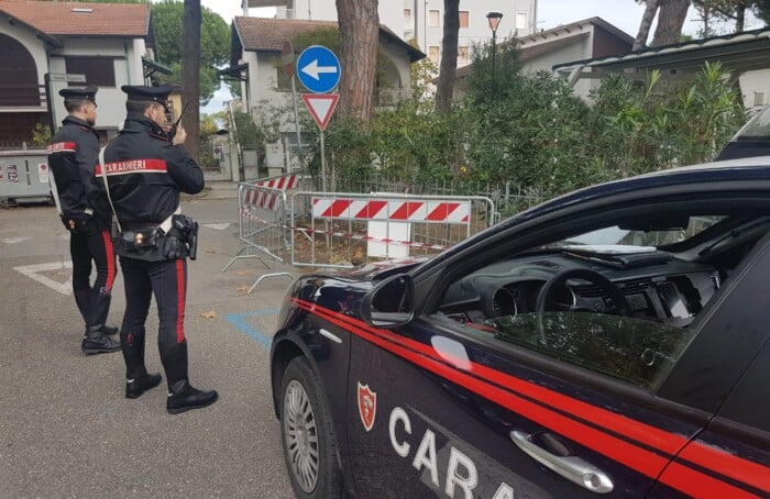 I carabinieri recuperano una granata abbandonata in strada a Milano Marittima
