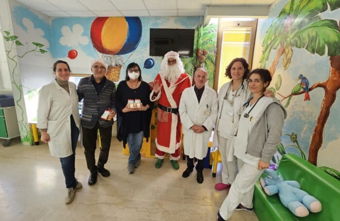 ADVS Consegna Panettoni Pediatria