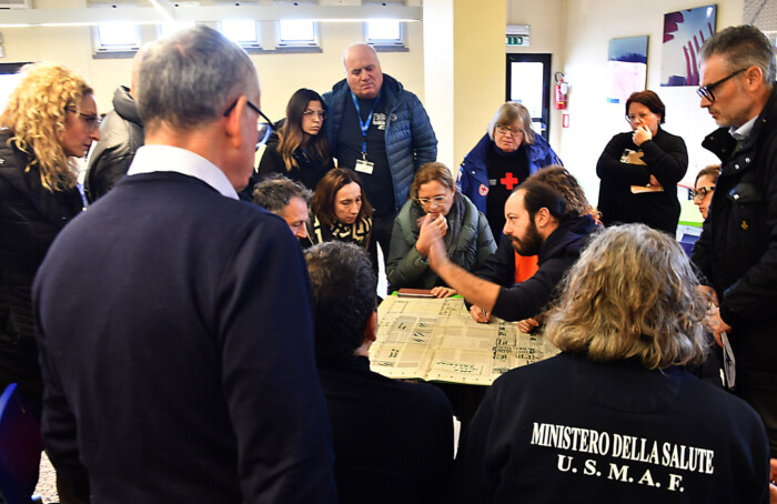 Le operazioni di allestimento del Pala De André per l'arrivo dei migranti della Geo Barents