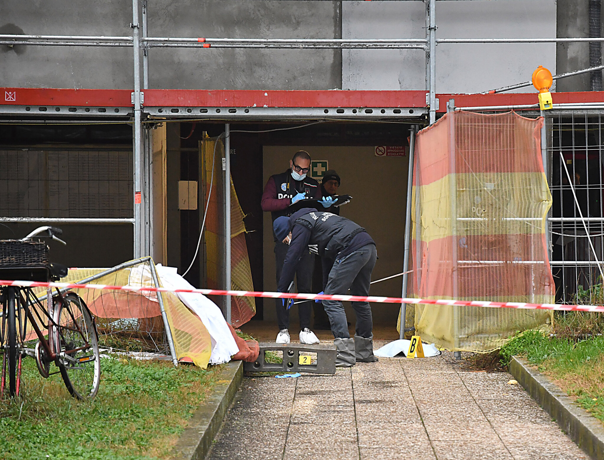 Madre si getta dal nono piano via dradi ravenna