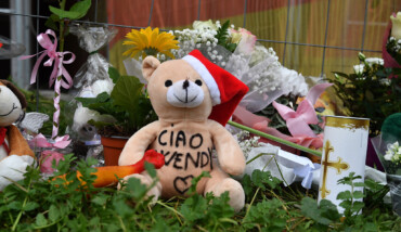 Fiori, lettere e peluche in via Dradi per ricordare la piccola Wendy