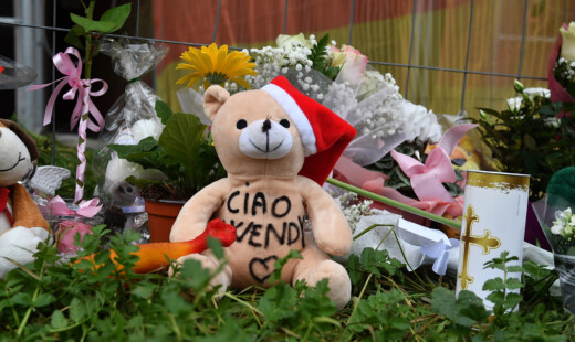 Fiori, lettere e peluche in via Dradi per ricordare la piccola Wendy