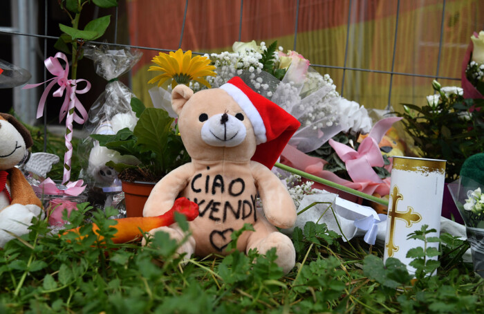 Fiori, lettere e peluche in via Dradi per ricordare la piccola Wendy