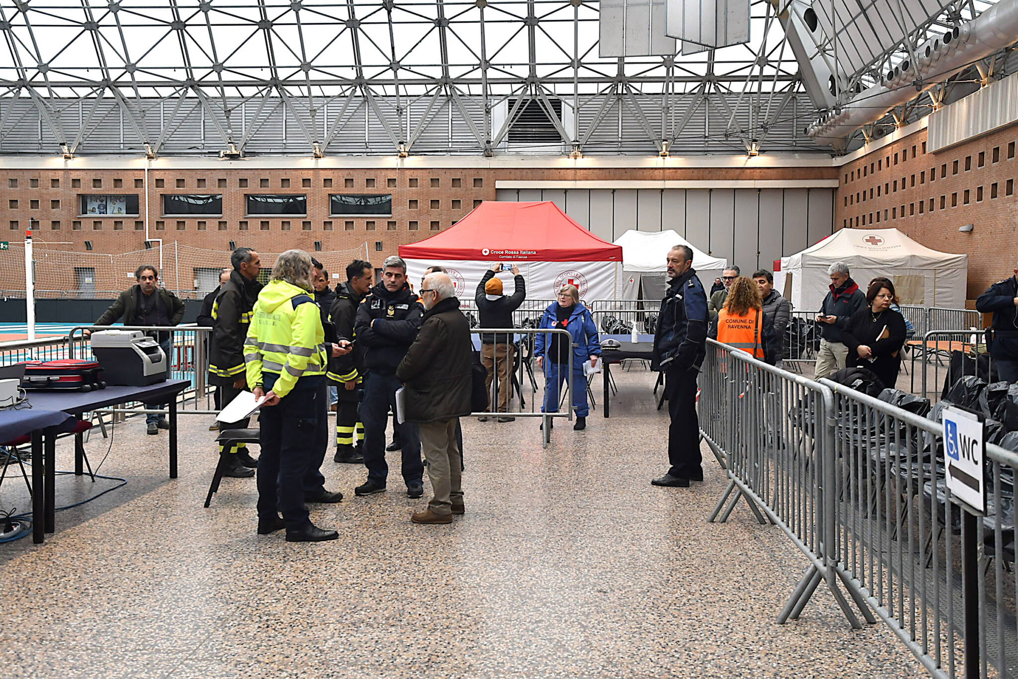 Le operazioni di allestimento del Pala De André per l'arrivo dei migranti della Geo Barents