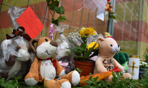 Fiori, lettere e peluche in via Dradi per ricordare la piccola Wendy