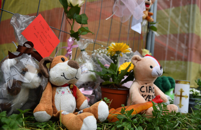 Fiori, lettere e peluche in via Dradi per ricordare la piccola Wendy