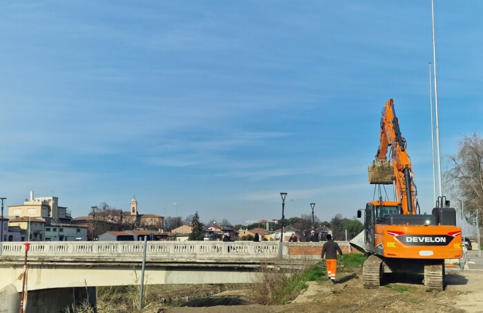 Il ponte delle Grazie a Faenza, danneggiato dalla piena del fiume Lamone