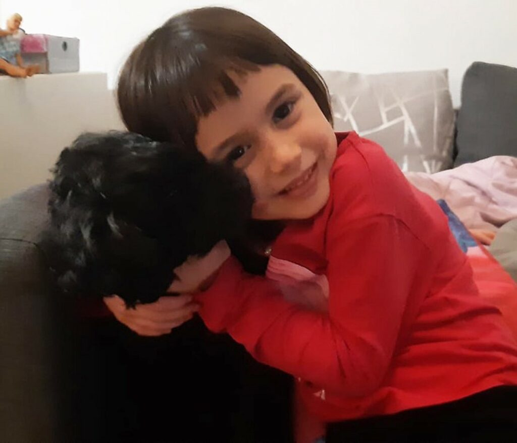 Wendy Timò e la cagnolina Jessy in una foto resa pubblica dai familiari