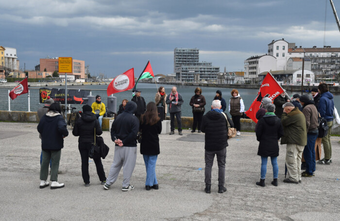 Manifestazione traffici armi porto Ravenna