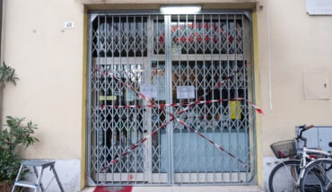 Donna accoltellata in un negozio di frutta e verdura in piazza Baracca a Ravenna