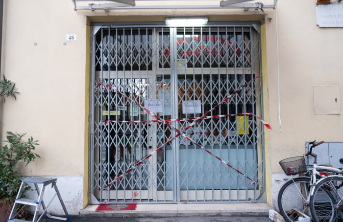 Donna accoltellata in un negozio di frutta e verdura in piazza Baracca a Ravenna
