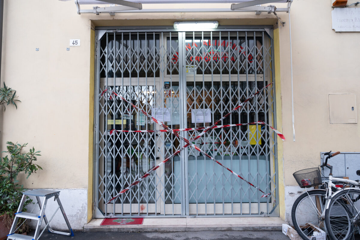 Donna accoltellata in un negozio di frutta e verdura in piazza Baracca a Ravenna