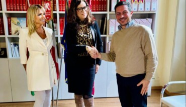 Firma Garage Europa (Da Sx Notaio Manzini, Dott.ssa Pagliarusco, Dott. Vaccaro)