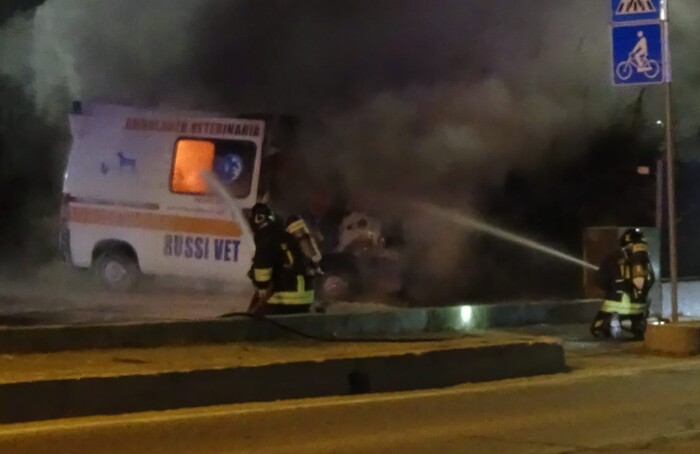 Incendio ambulanza clinica veterinaria di Russi