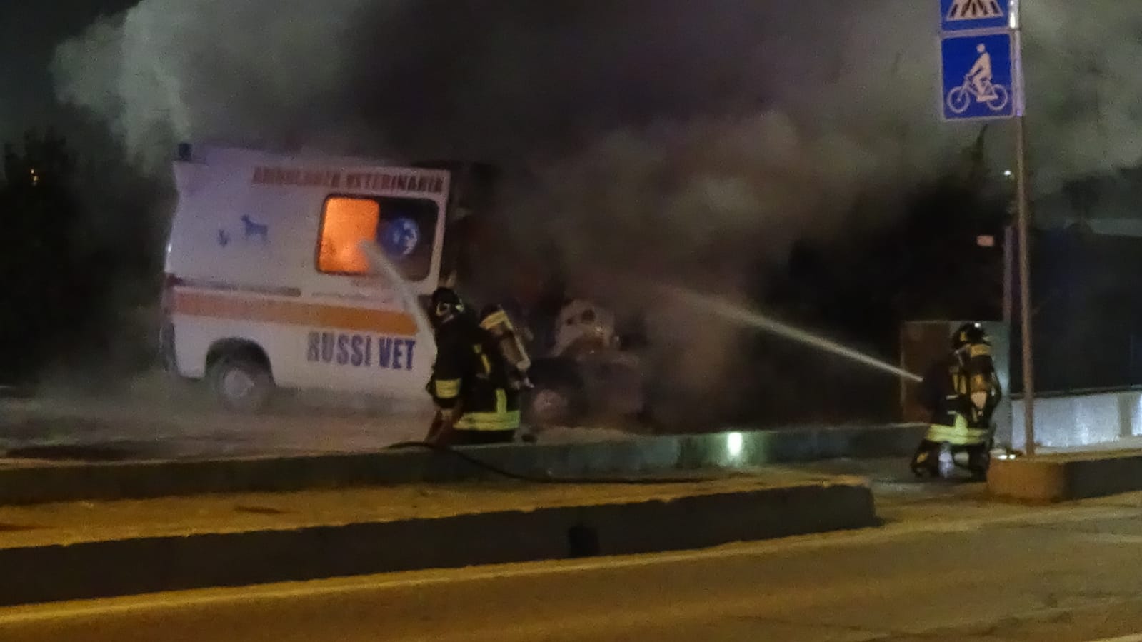 Incendio ambulanza clinica veterinaria di Russi