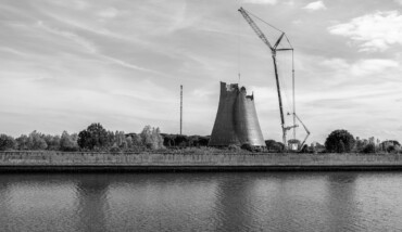 La demolizione della torre Hamon più a ovest (foto di Adriano Zanni scattata il 4 aprile 2024)