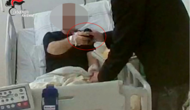 Il momento della cessione di cocaina in ospedale