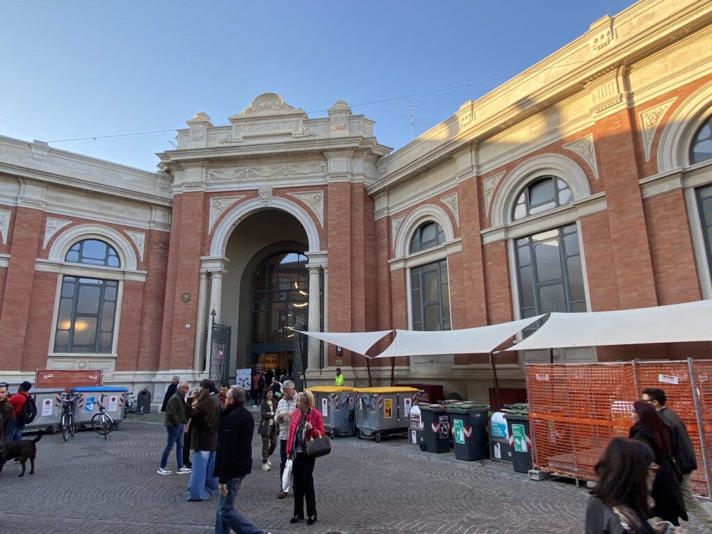 L'ingresso del mercato coperto di Ravenna in piazza Costa nel pomeriggio del 23 marzo