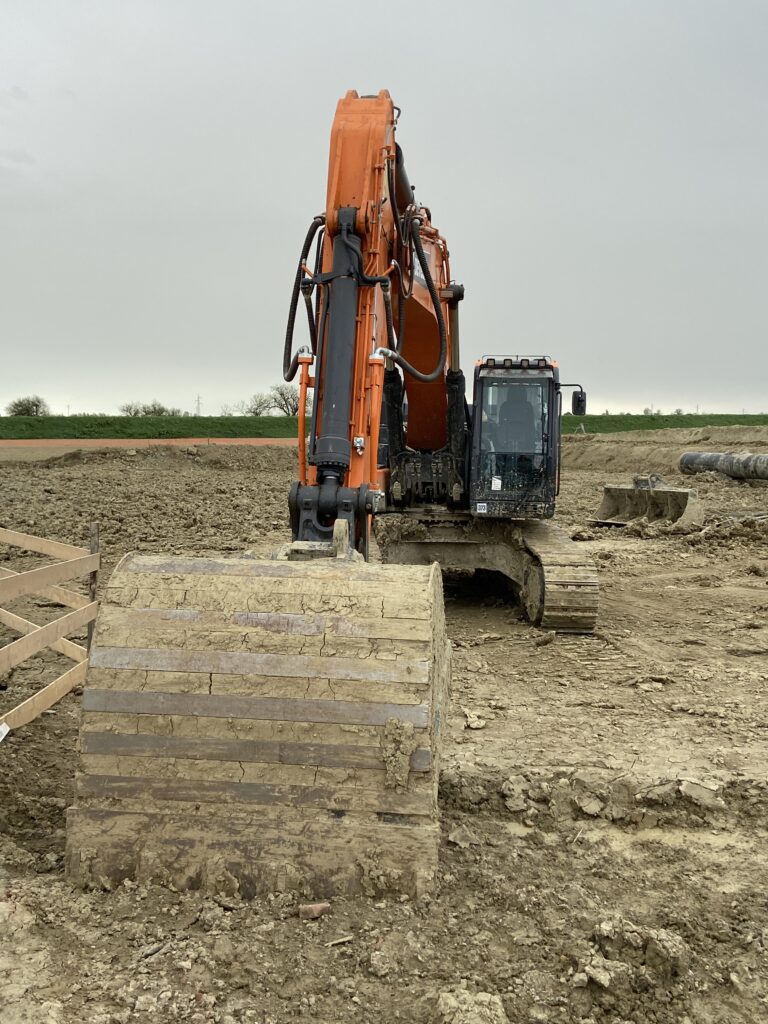 Il cantiere del metanodotto nelle campagne ravennati per il rigassificatore di Punta Marina