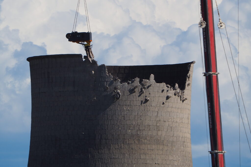 Le operazioni di demolizione delle torri Hamon nell'area ex Sarom a Ravenna (foto Andrea Garavini)