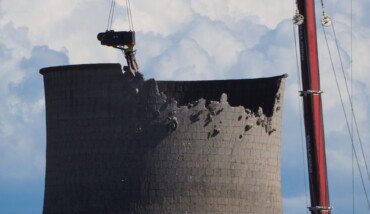 Le operazioni di demolizione delle torri Hamon nell'area ex Sarom a Ravenna (foto Andrea Garavini)