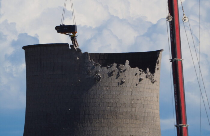 Le operazioni di demolizione delle torri Hamon nell'area ex Sarom a Ravenna (foto Andrea Garavini)