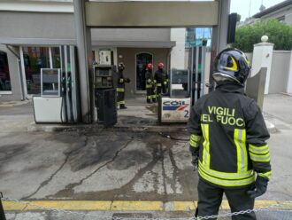 Incendio distributore via Trieste 16 aprile 2024 Ravenna