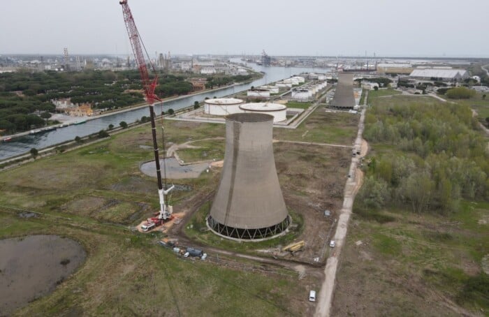 I lavori di abbattimento delle torri Hamon nell'ex Sarom (foto Andrea Garavini)