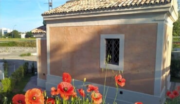 Foto Chiesetta Madonna Di Pompei Con I Papaveri