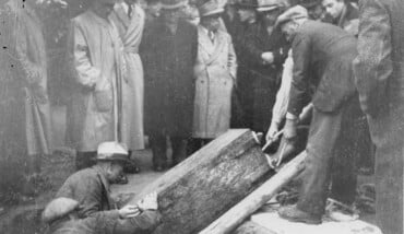 Foto Scattata Nel 1945, All'atto Del Disseppellimento Del Forziere E Della Ricollocazione Delle Spoglie Nel Sepolcro (Archivio Storico Comune Di Ravenna)