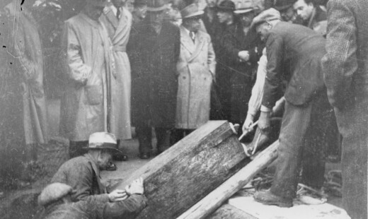 Foto Scattata Nel 1945, All'atto Del Disseppellimento Del Forziere E Della Ricollocazione Delle Spoglie Nel Sepolcro (Archivio Storico Comune Di Ravenna)
