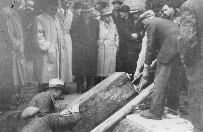 Foto Scattata Nel 1945, All'atto Del Disseppellimento Del Forziere E Della Ricollocazione Delle Spoglie Nel Sepolcro (Archivio Storico Comune Di Ravenna)
