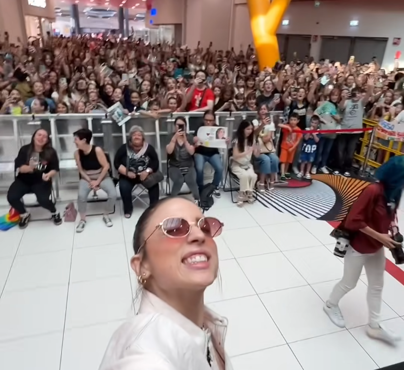 Angelina Mango al centro commerciale Esp