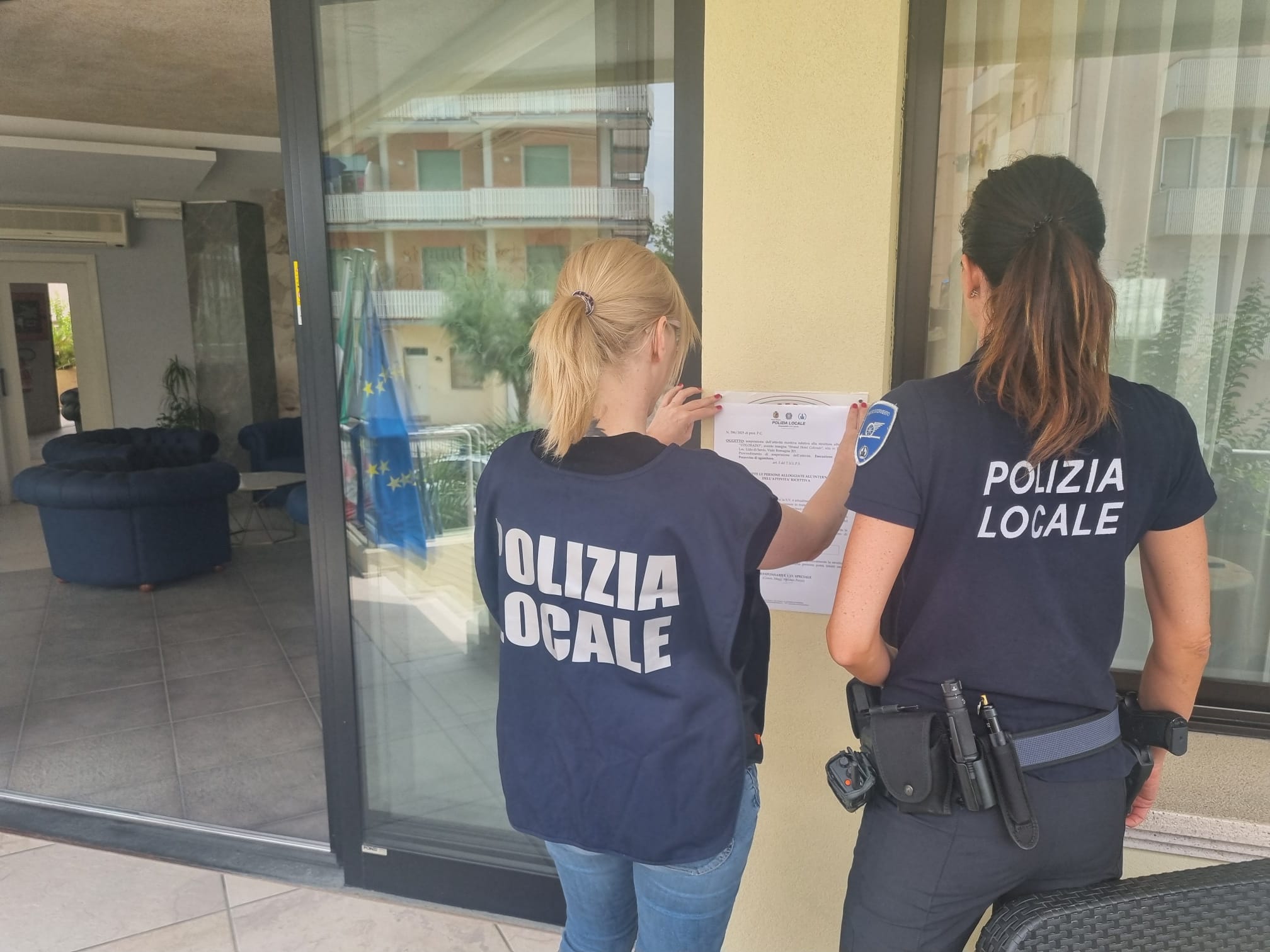 albergo chiuso polizia locale