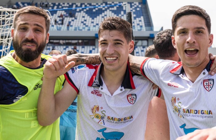 Matteo Prati Al Centro Festeggia Il Suo Primo Gol In Serie A Segnato A Sassuolo