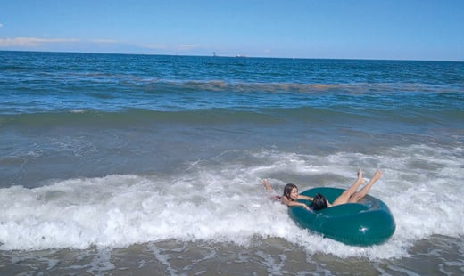 Una Foto Scattata Sulla Spiaggia Ravennate: Sullo Sfondo Il Velo Di Mucillagine Comparso Nei Primi Giorni Di Luglio