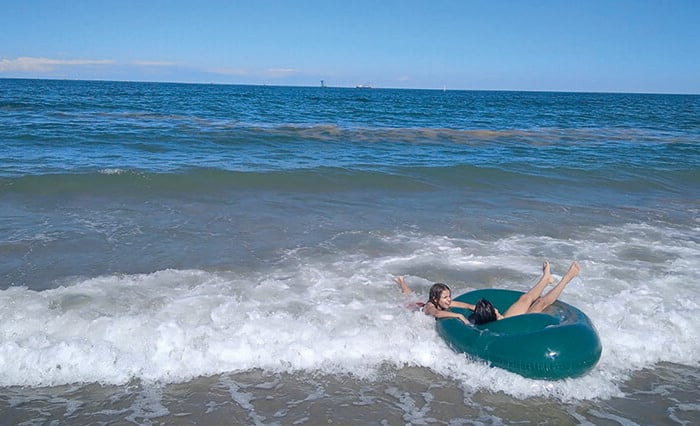 Una Foto Scattata Sulla Spiaggia Ravennate: Sullo Sfondo Il Velo Di Mucillagine Comparso Nei Primi Giorni Di Luglio