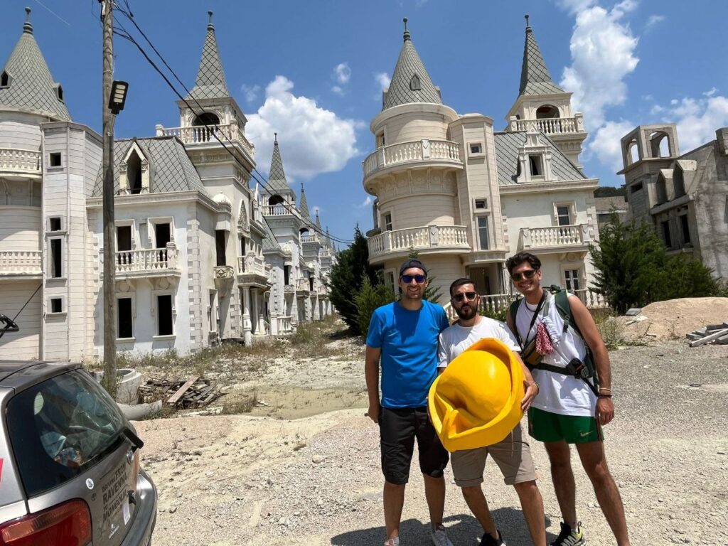 I tre ravennati nel villaggio fantasma di Burj al Babas
