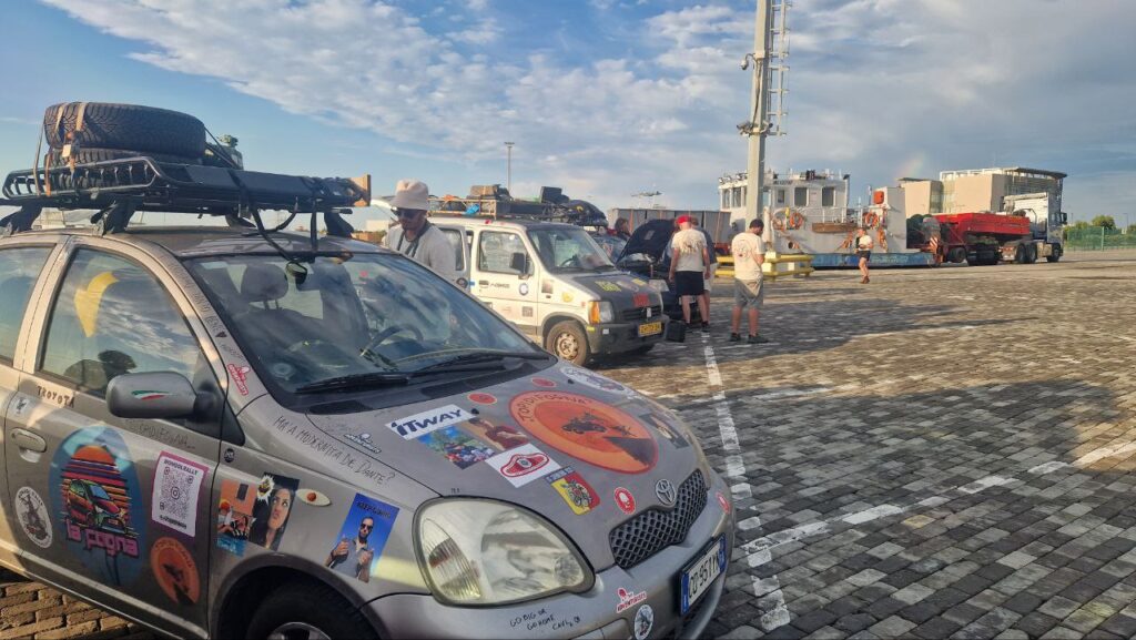 La Toyota Yaris nel piazzale del porto di Baku