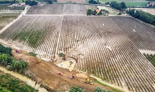 La Riparazione Della Rottura Dell'argine Del Fiume Senio A Cotignola (foto Dalla Pagina Facebook Condifesa Ravenna)
